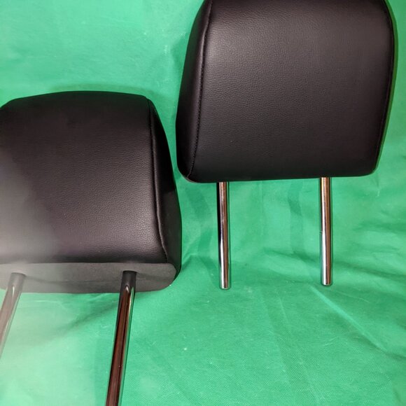 Highlander '(22) head rests (L/R) - Picture 2 of 2